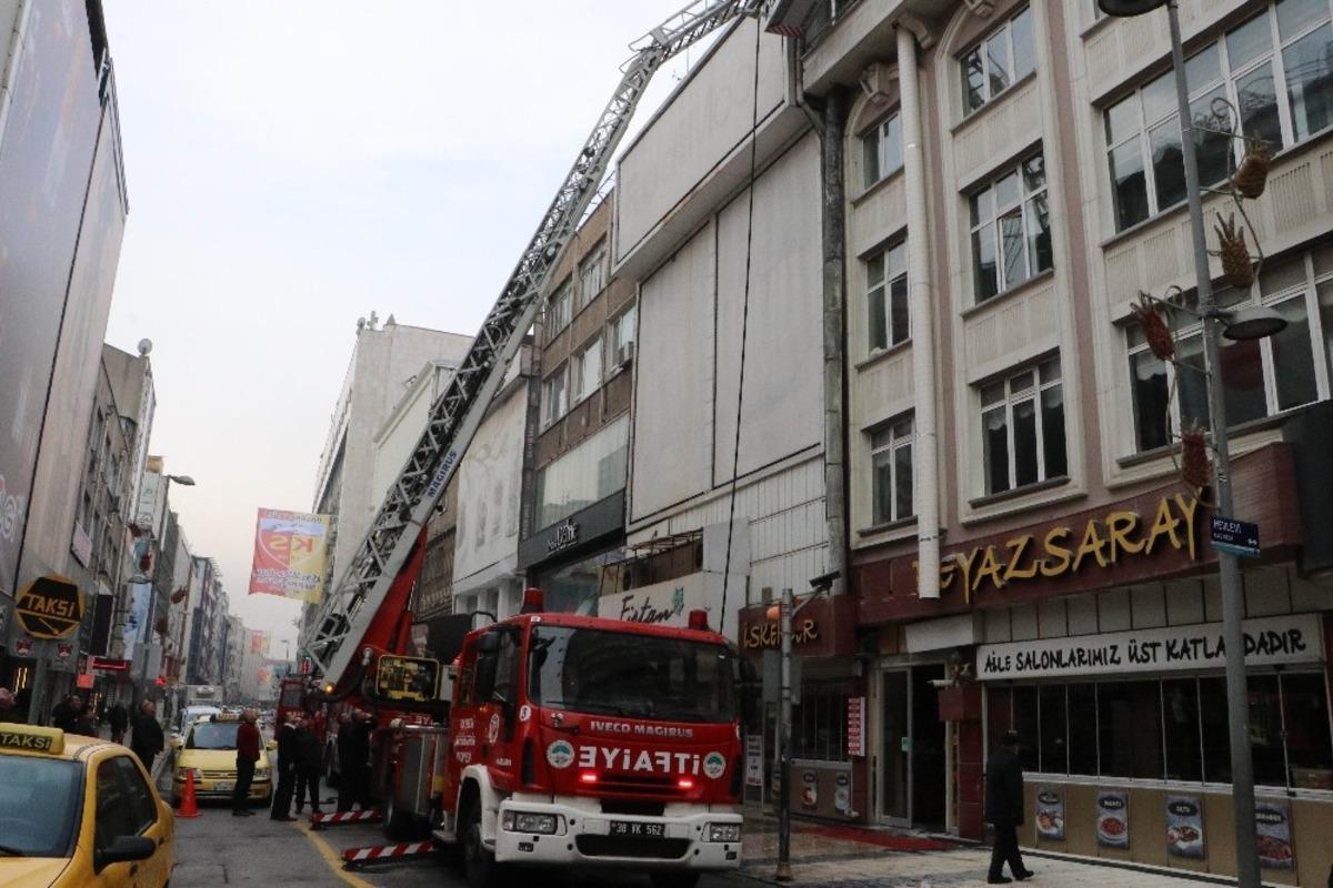 Restoranın bacasında &ccedil;ıkan yangın itfaiye ekiplerini harekete ge&ccedil;irdi