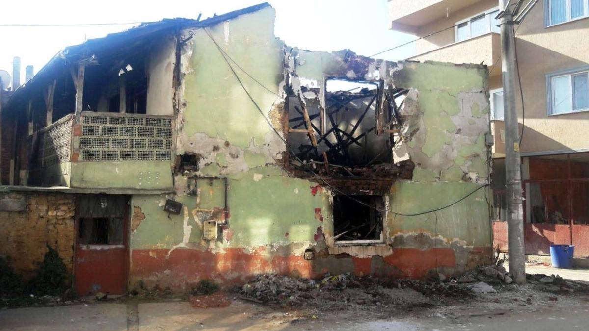 Tehlike sa&ccedil;an bina yıkıldı