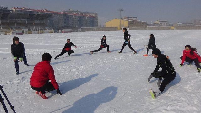 Dondurucu soğukta şampiyonaya hazırlık