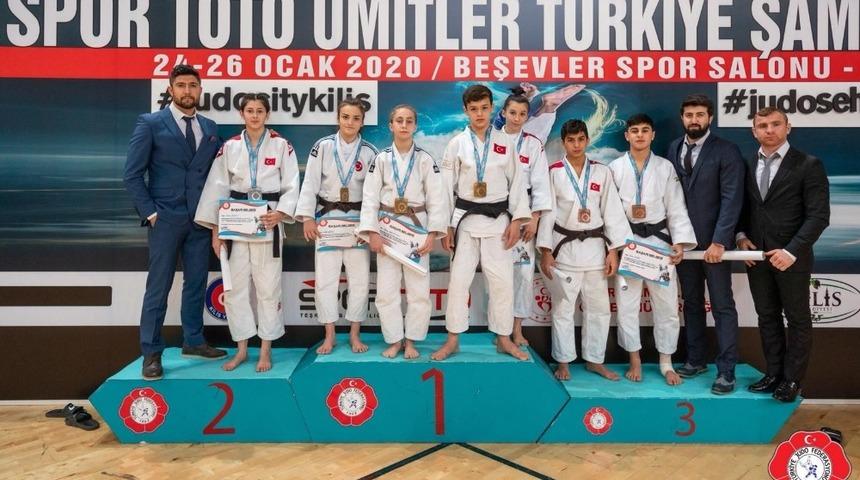 Judoculardan madalya yağmuru