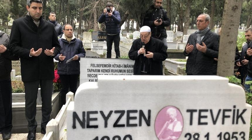 Neyzen Tevfik &ouml;l&uuml;m&uuml;n&uuml;n 67. yılında Kartal&rsquo;daki mezarı başında anıldı