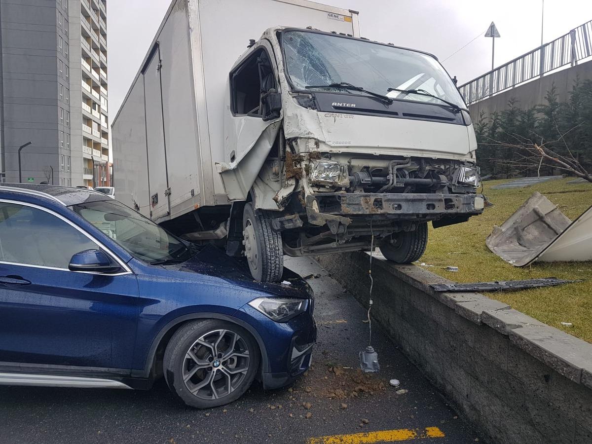 Kaza yapan kamyonet otoparktaki l&uuml;ks aracın &uuml;st&uuml;ne u&ccedil;tu(1)
