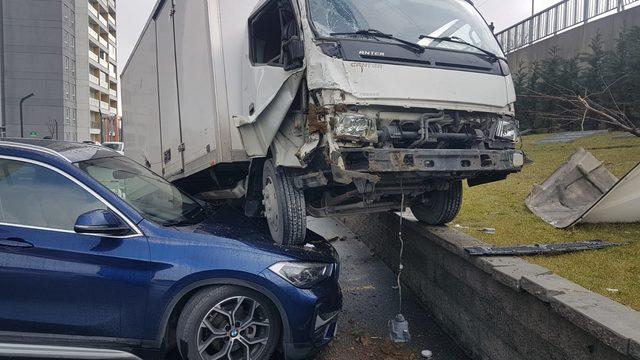 Kaza yapan kamyonet otoparktaki lüks aracın üstüne uçtu(1)