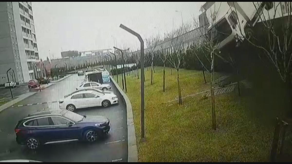 Kaza yapan kamyonetin otoparktaki l&uuml;ks aracın &uuml;st&uuml;ne u&ccedil;ması kamerada
