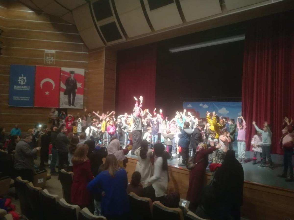 Gebzeli &ccedil;ocuklar tiyatro ile yarıyıl tatilini ge&ccedil;iriyor