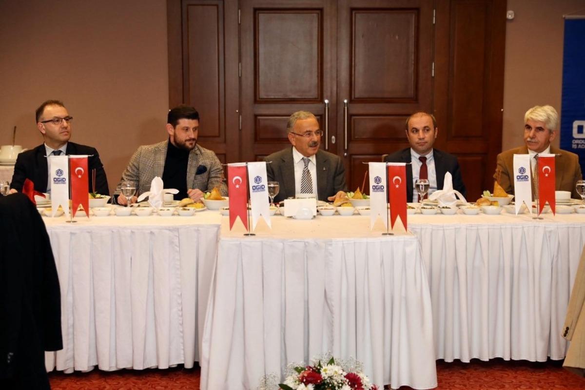 Hilmi G&uuml;ler&rsquo;den gen&ccedil; iş adamlarına destek