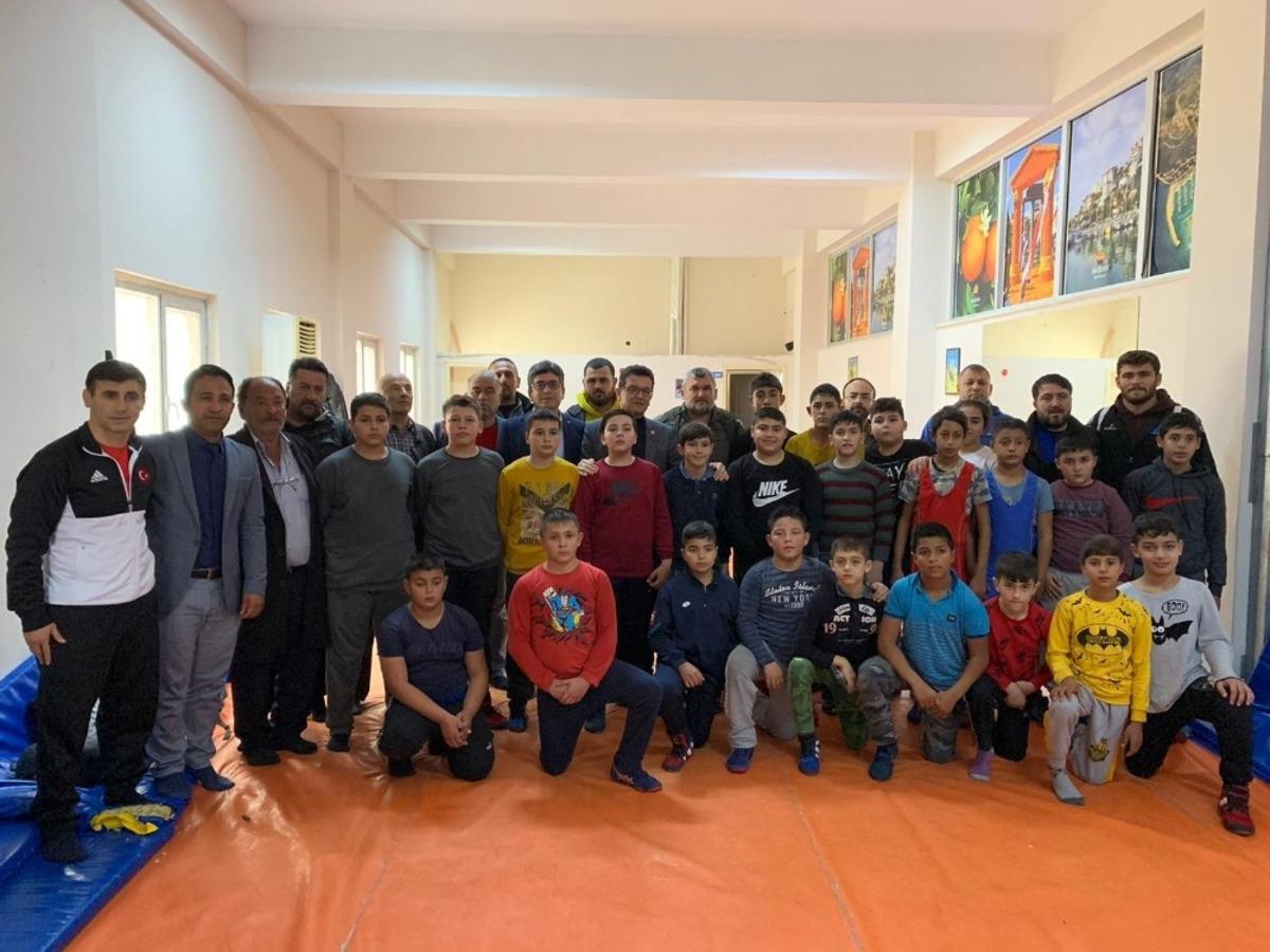 Atay Uslu başpehlivan Orhan Okulu ile altyapıyı konuştu