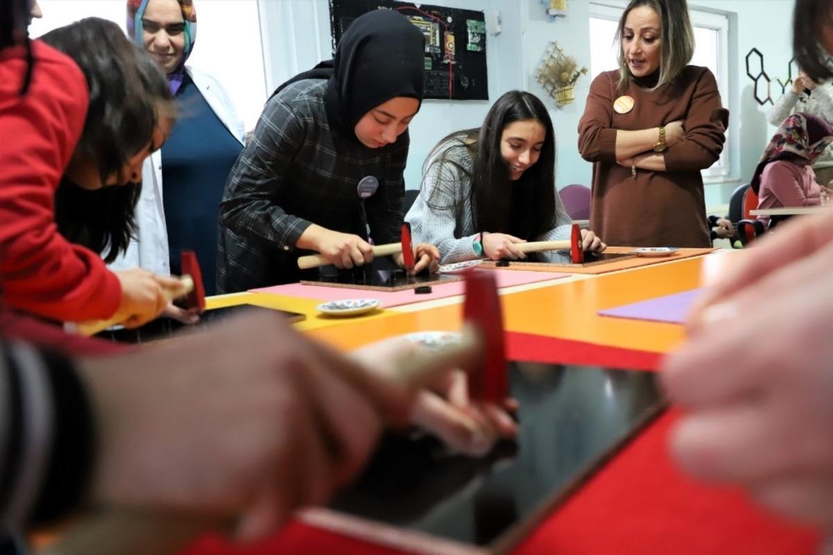 Anneler tecr&uuml;belerini &ccedil;ocuklarına aktarıyor