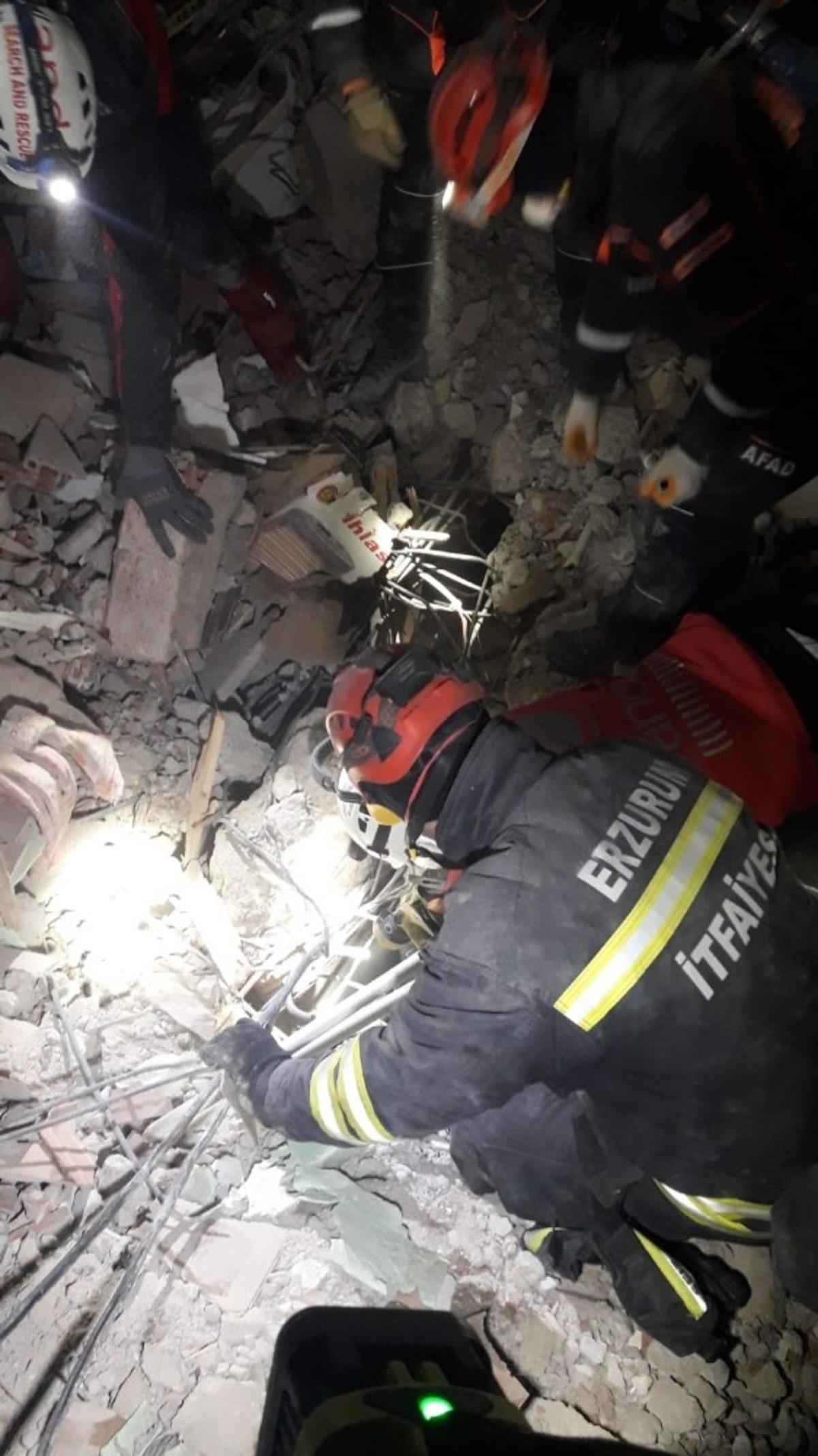 B&uuml;y&uuml;kşehir&rsquo;in arama kurtarma ekipleri deprem b&ouml;lgesinde