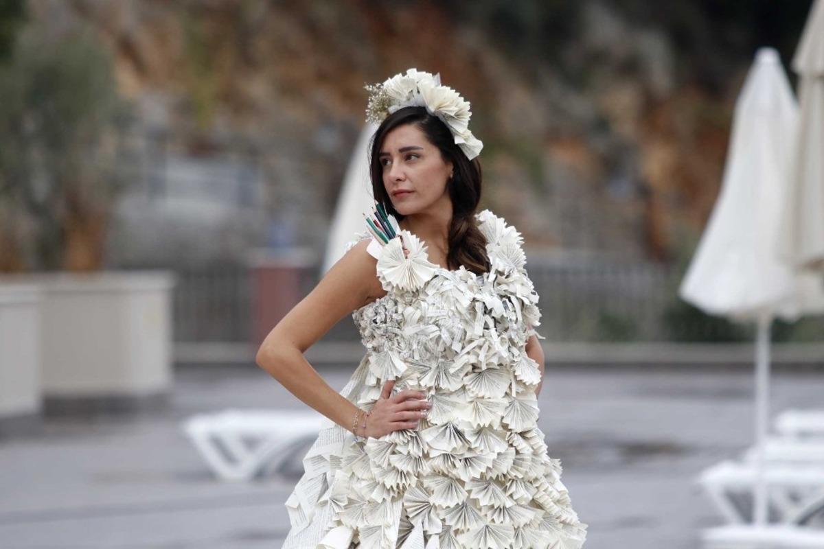 Kitap sayfalarından oluşan gelinlik satıldı, geliri Elazığ&rsquo;a bağışlandı