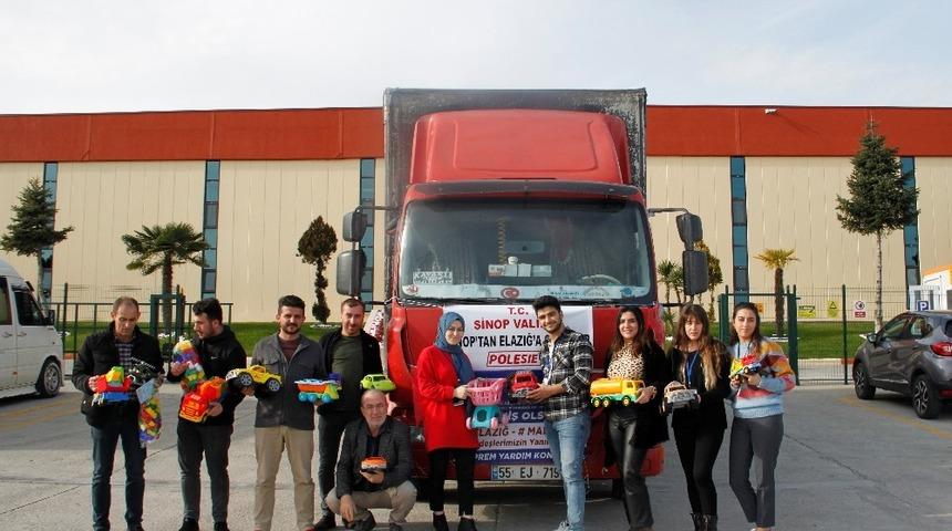 Depremzede &ccedil;ocukların y&uuml;zleri oyuncaklarla g&uuml;lecek