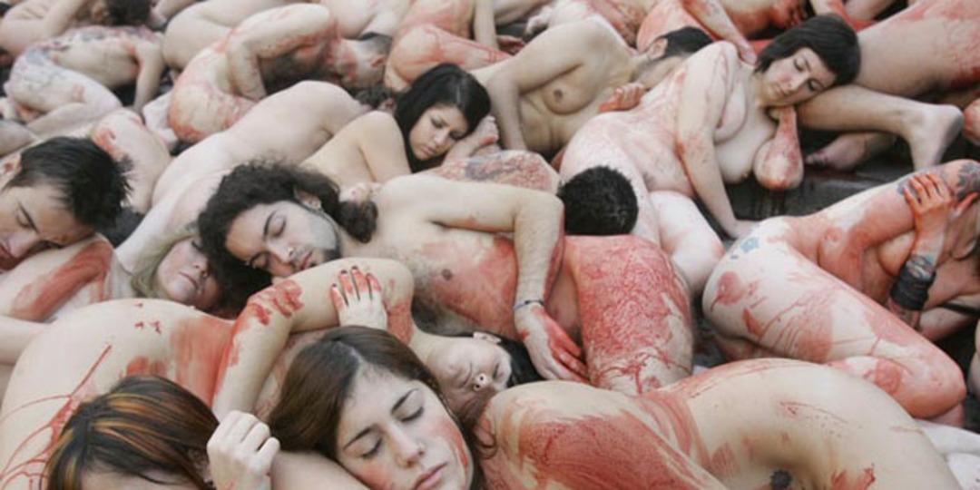 Katliama &Ccedil;ıplak Protesto