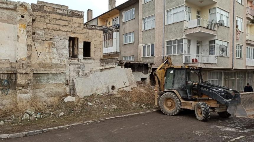 Nevşehir&rsquo;de metruk binalar yıkılıyor