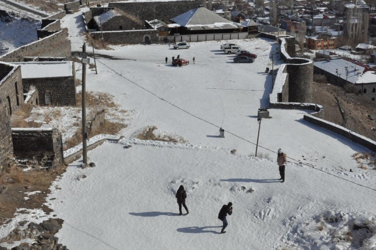 Kars Kalesi ziyaret&ccedil;i akınına uğruyor
