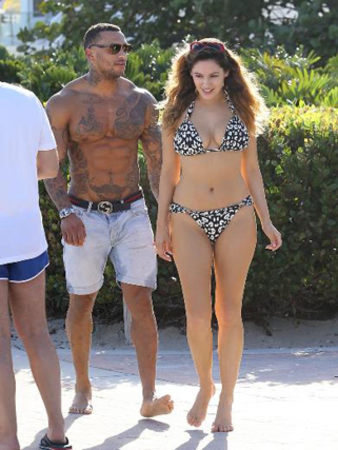 Kelly Brook'un aşktan yana y&uuml;z&uuml; g&uuml;l&uuml;yor