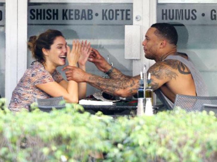 Kelly Brook'un aşktan yana yüzü gülüyor G2