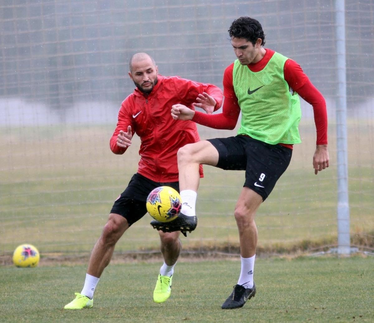 Antalyaspor yağmur altında &ccedil;alıştı