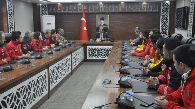 Vali Pehlivan, Elazığ depreminde görev alan personele başarı belgesi verdi