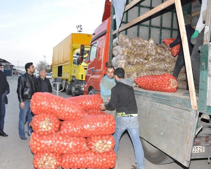 Adana’dan depremzedelere 2 tır dolusu sebze ve meyve