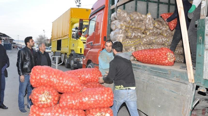 Adana&rsquo;dan depremzedelere 2 tır dolusu sebze ve meyve