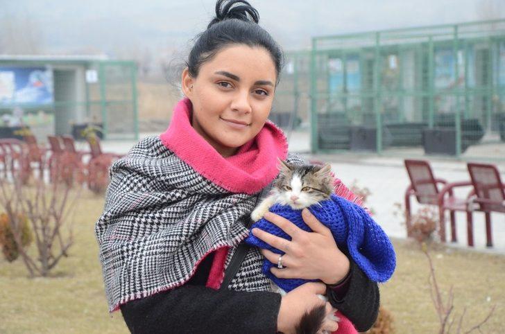 Tek ayağı olmayan kediyi sahiplendi G1