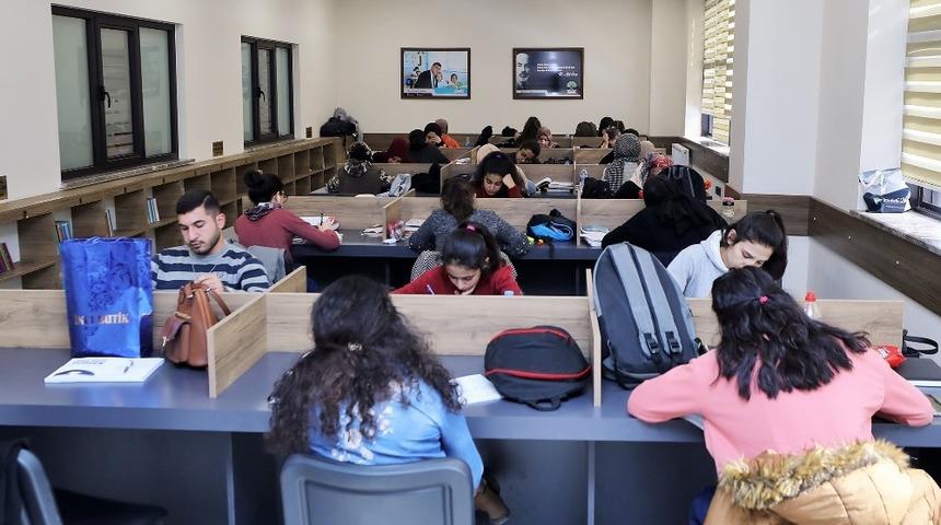 Yarıyıl tatilini, gençlik kütüphanelerinde değerlendiriyorlar