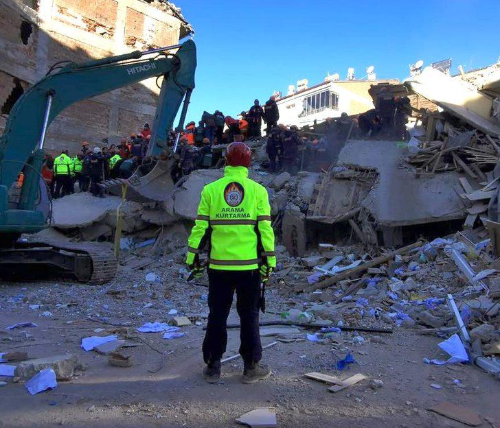 Mersin Büyükşehir Belediyesi ekipleri, depremin yaralarını sarıyor G3