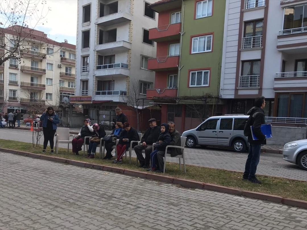 Manisa'daki depremin ardından ilk g&ouml;r&uuml;nt&uuml;ler