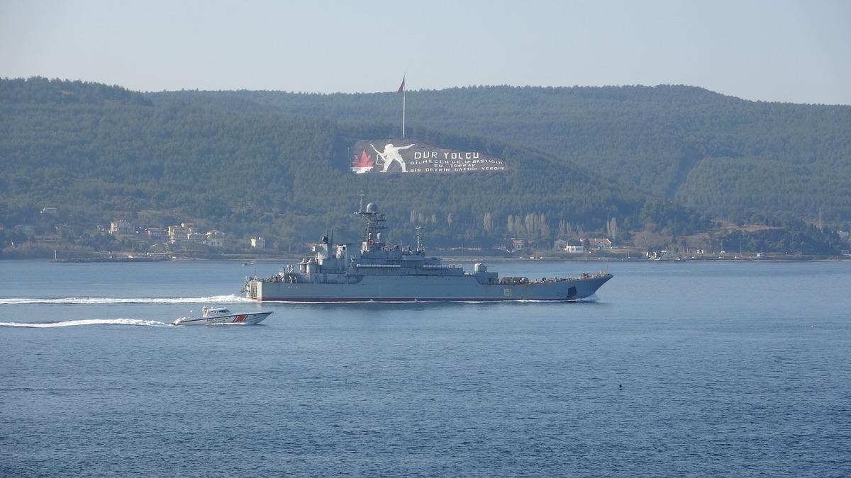 Rus savaş gemisi &Ccedil;anakkale Boğazı'ndan ge&ccedil;ti