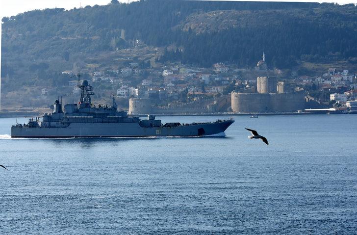 Rus savaş gemisi Çanakkale Boğazı'ndan geçti G3