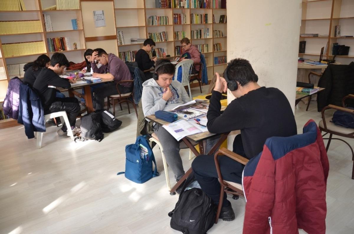 Millet Kıraathanesi tatilde &ouml;ğrencileri ağırlıyor