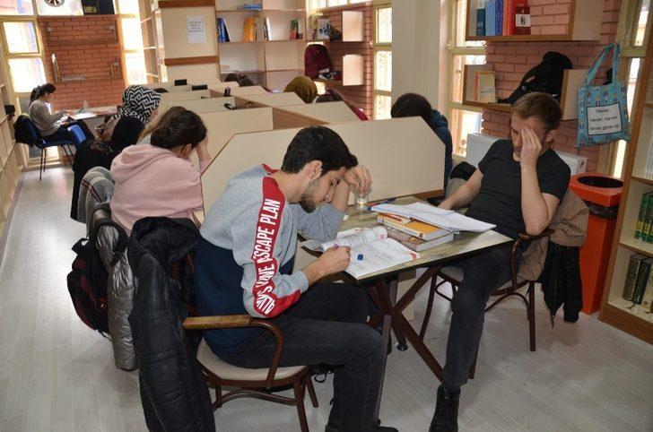 Millet Kıraathanesi tatilde öğrencileri ağırlıyor G2