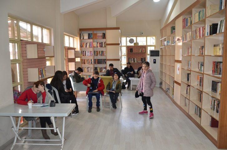 Millet Kıraathanesi tatilde öğrencileri ağırlıyor G3