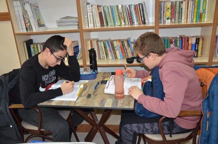 Millet Kıraathanesi tatilde öğrencileri ağırlıyor G4
