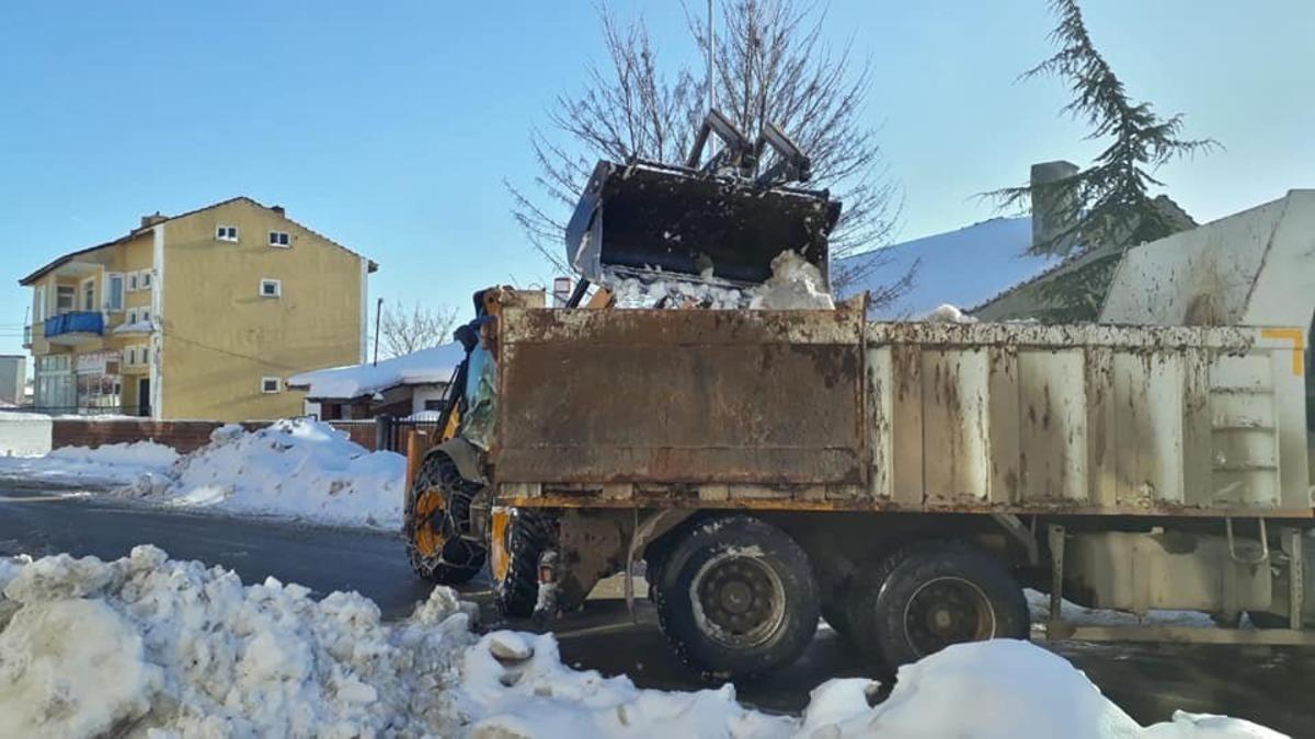 Dodurga&rsquo;da ana cadde ve sokaklar kardan temizleniyor
