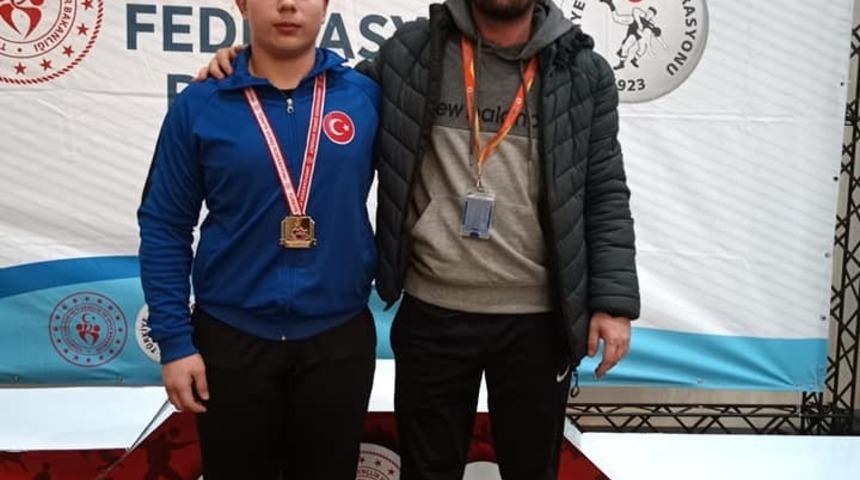 Zonguldaklı g&uuml;reş&ccedil;i şampiyona bileti aldı