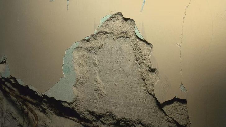 Mühüre rağmen ağır hasarlı binalarına döndüler G2