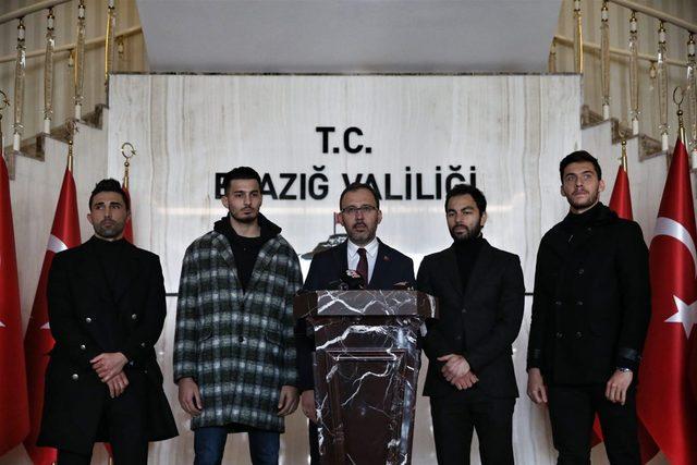 Bakan Kasapoğlu ve futbolculardan bir dizi ziyaret 1