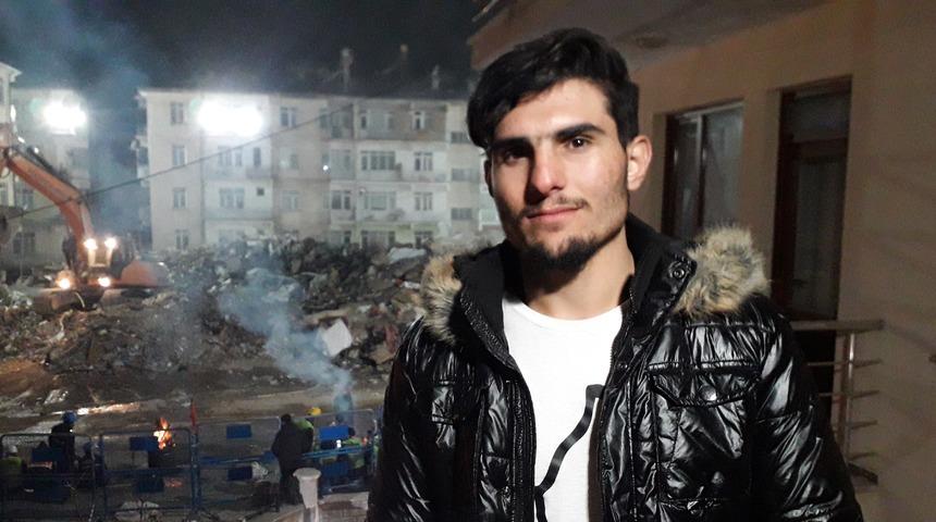 Elazığ depreminde elleriyle kazdığı enkazdan iki yaralı kurtaran Suriyeli Mahmud Kızılay gönüllüsü oldu