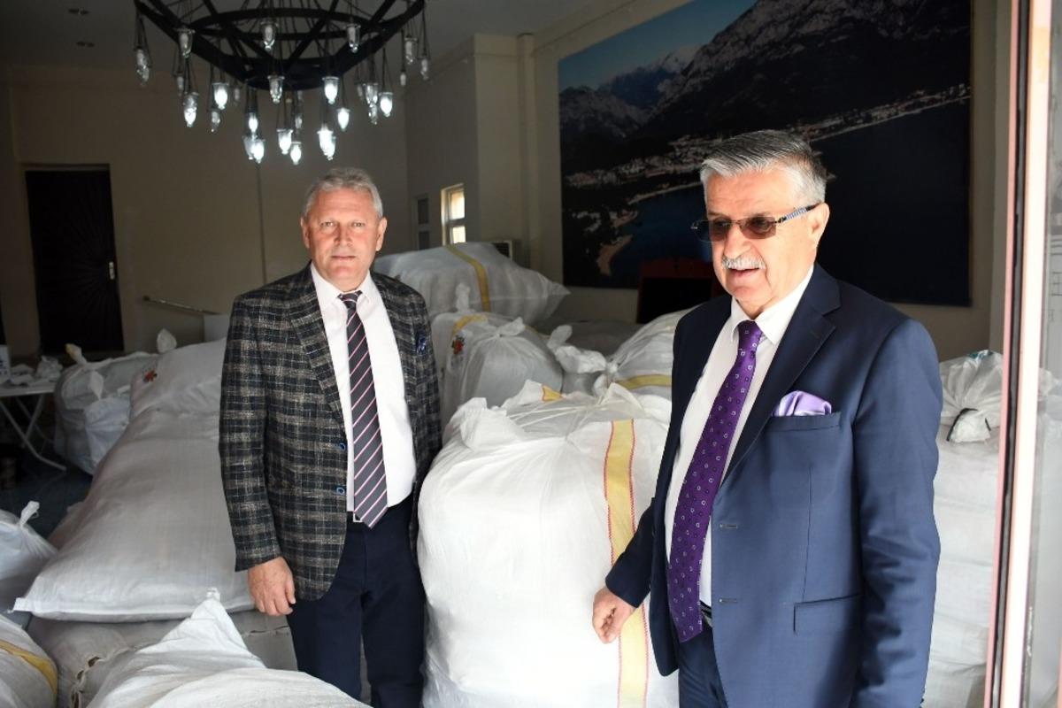 Kemer&rsquo;den yardım tırı Elazığ i&ccedil;in yola &ccedil;ıktı
