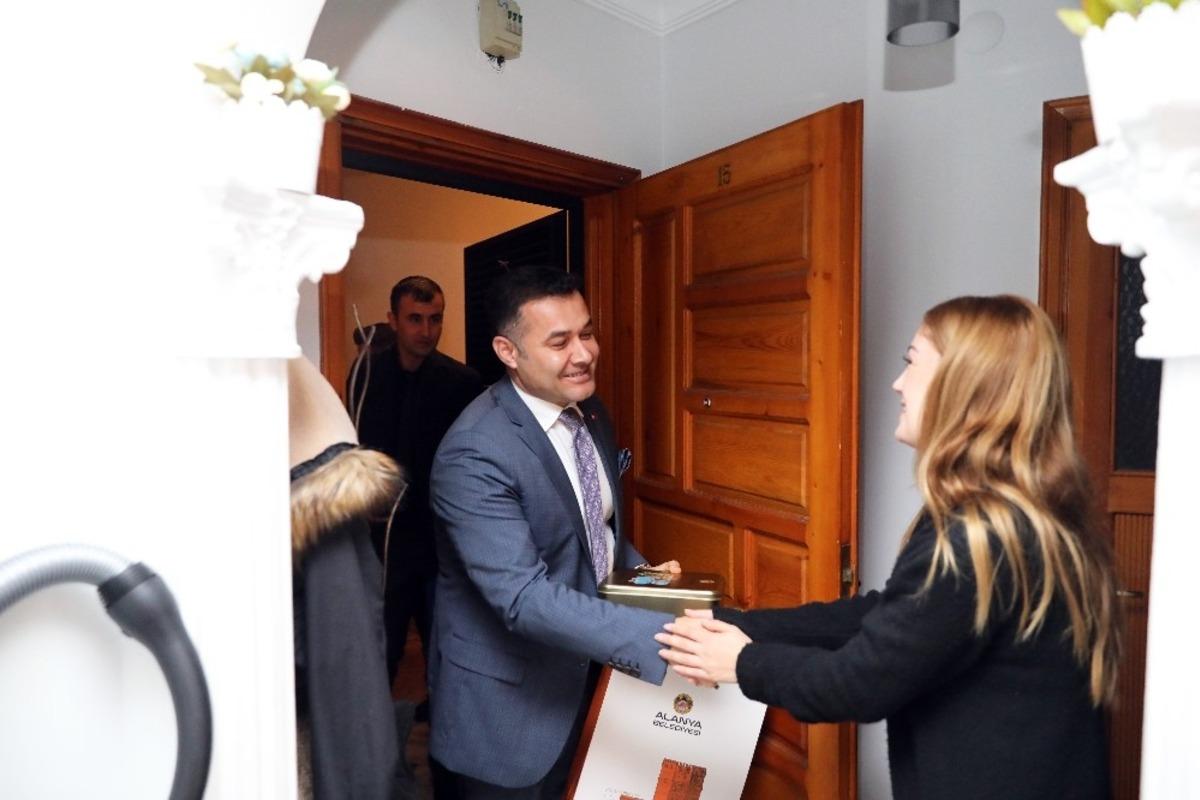 Alanya yeni misafirlerini "Hoşgeldin komşum" projesiyle karşılıyor
