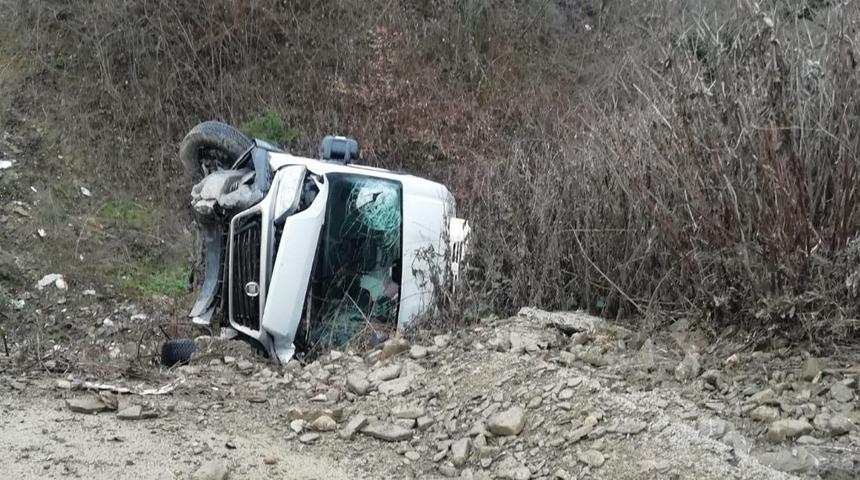 Kamyonet takla attı: 2 yaralı