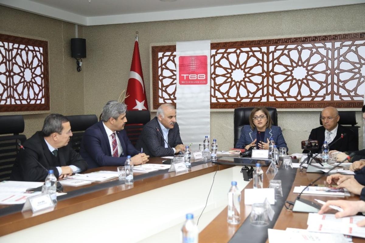 Şahin&rsquo;den, depremden etkilenen b&ouml;lgelere ziyaret