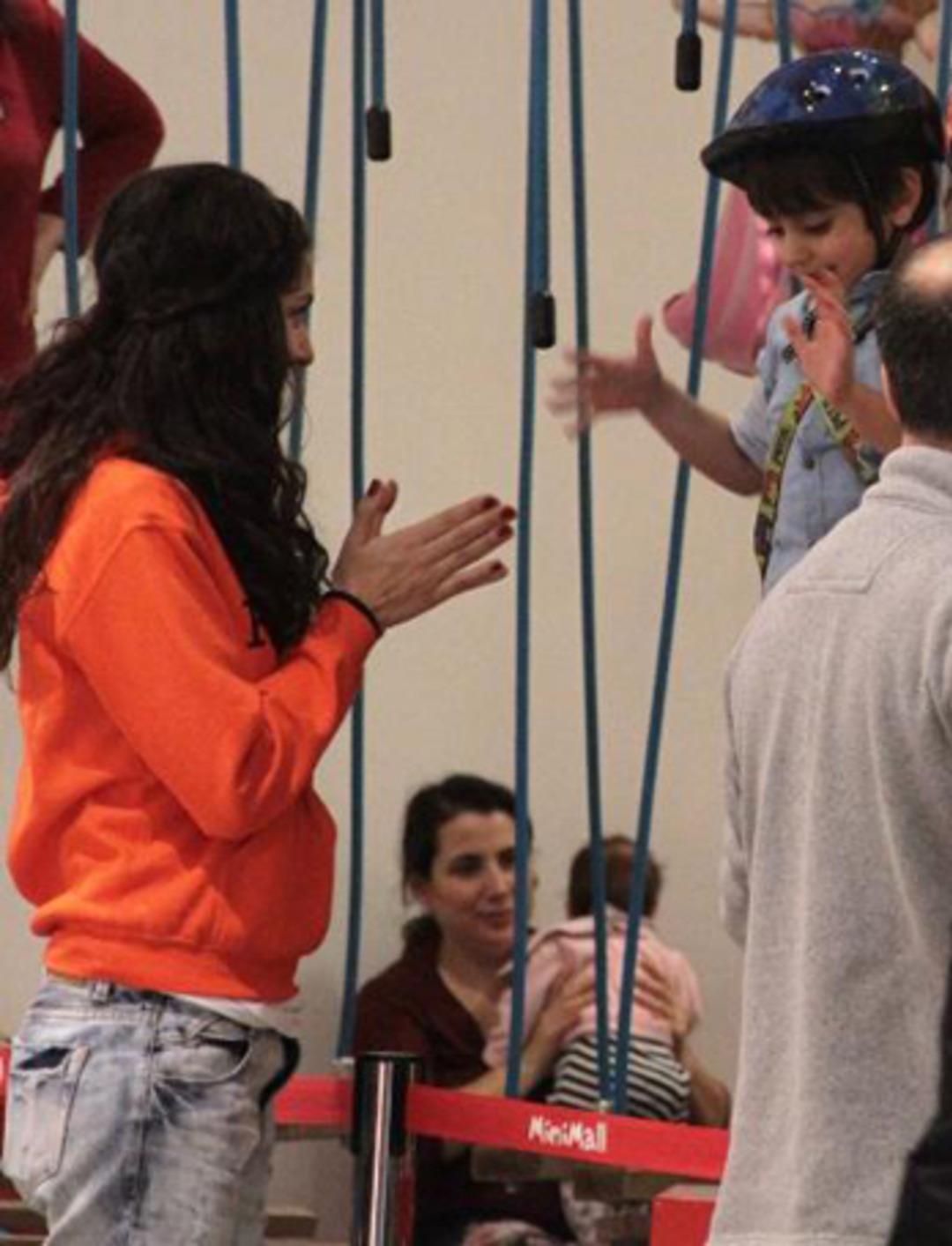 Berg&uuml;zar Korel'in y&uuml;z&uuml;n&uuml; g&uuml;ld&uuml;ren iltifat