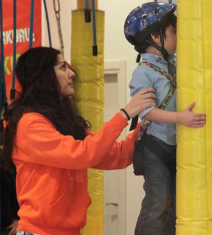 Bergüzar Korel'in yüzünü güldüren iltifat G4