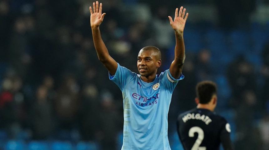 Fernandinho bir yıl daha Manchester City'de