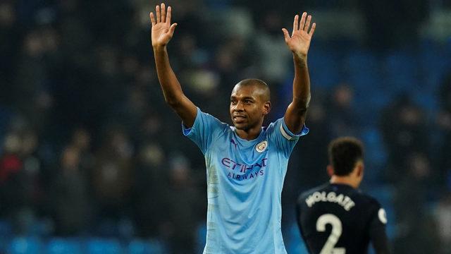 Fernandinho bir yıl daha Manchester City'de