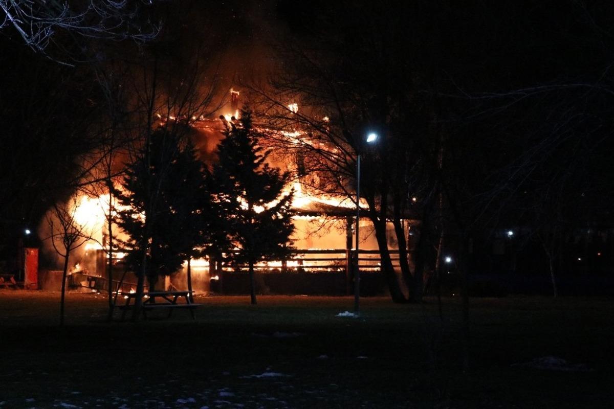 Bolu&rsquo;da alev alev yanan kafeterya k&uuml;le d&ouml;nd&uuml;