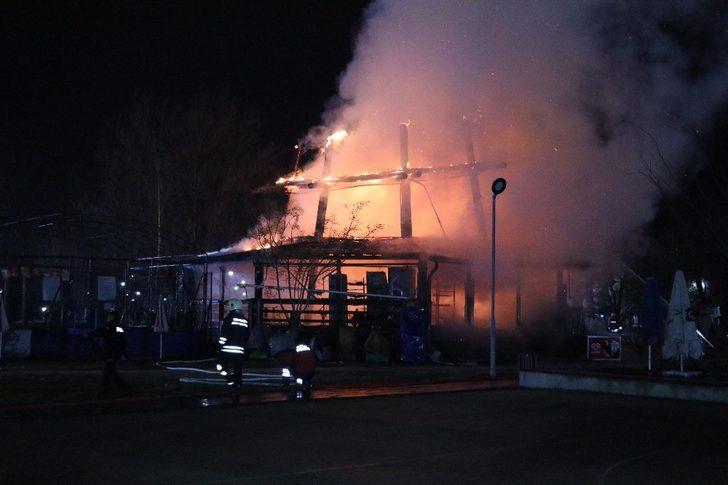 Bolu’da alev alev yanan kafeterya küle döndü G5