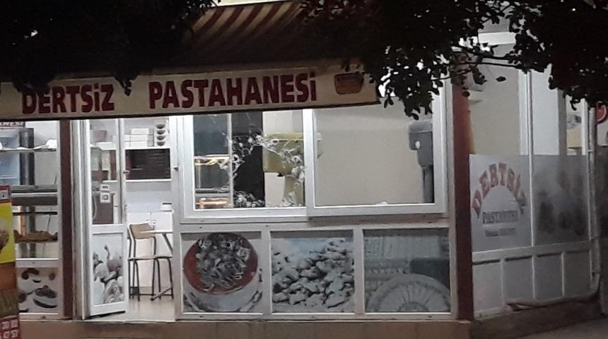 Kozan’da bir iş yeri ile araca silahlı saldırı